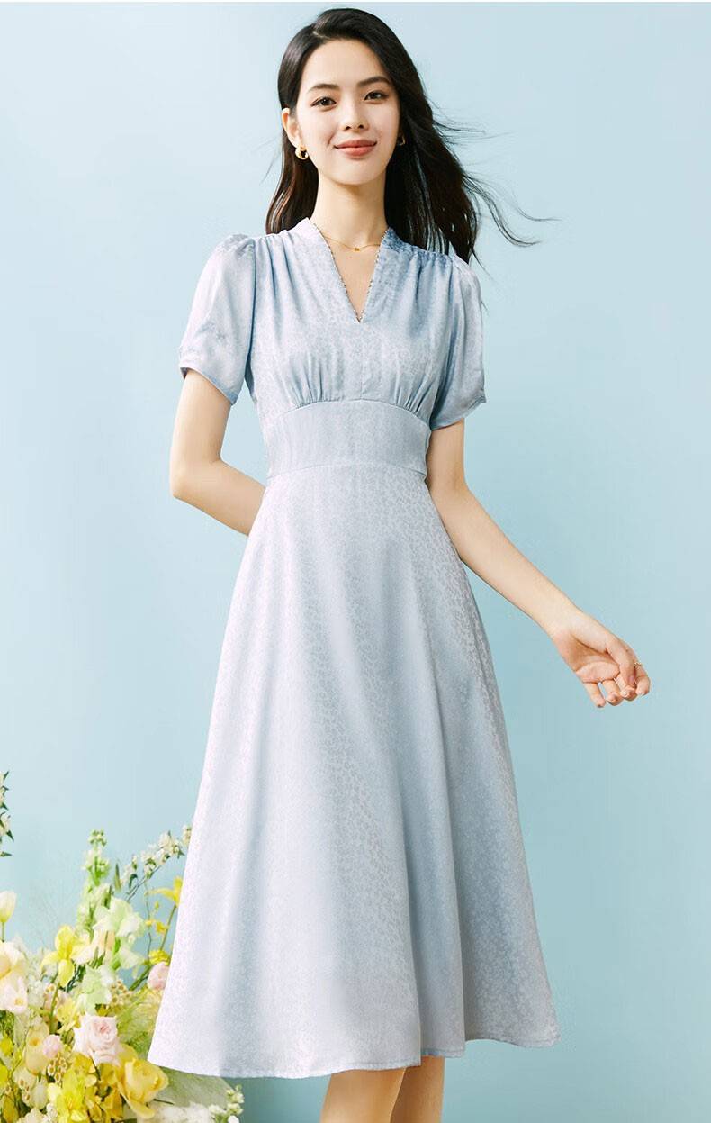 淑女风气质连衣裙,淡蓝色的高雅搭配上提花的时尚,真的很绝美