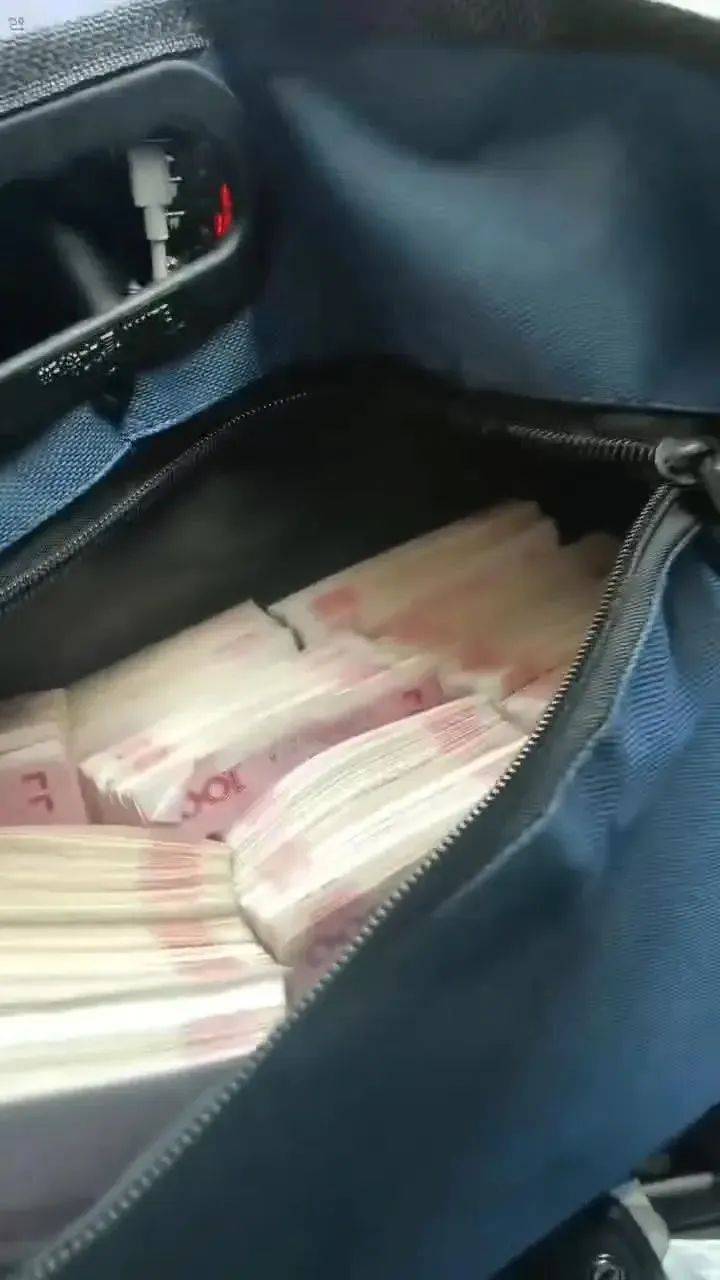 湖北:的哥在车上发现乘客遗落的手提袋,打开一看,里面竟装着大量现金!