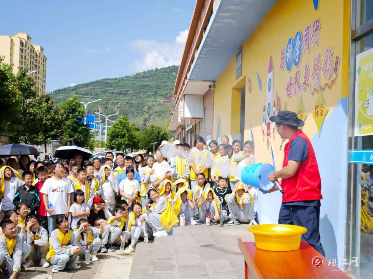 翠屏小学1272名师生家长到县科技馆共赴科学奇妙之旅
