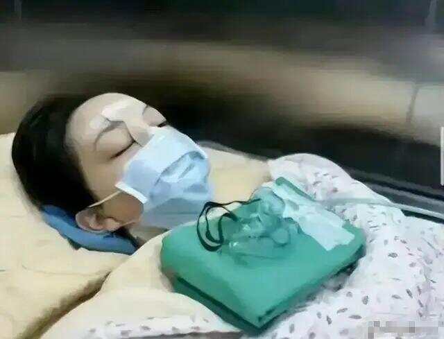 嫣然天使儿童医院被执行1381万余元，该医院由李亚鹏、王菲等人共同发起成立，名下涉多起司法案件