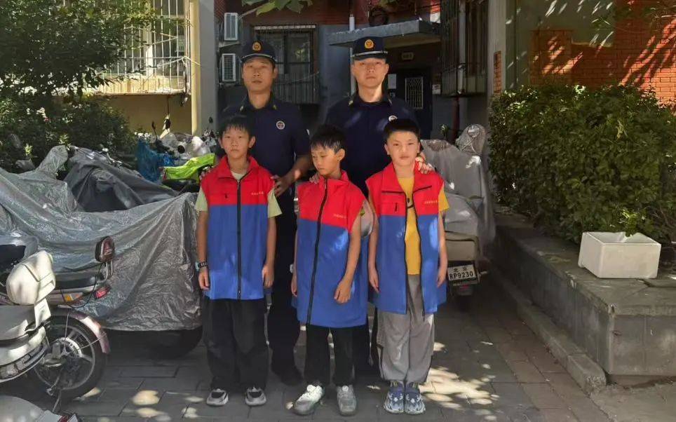 西城消防组织开展"小小消防志愿者"消防主题