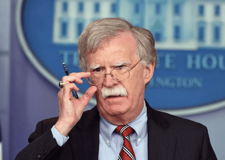 白宫恩仇录！特朗普的“死对头”博尔顿被FBI“抄家”