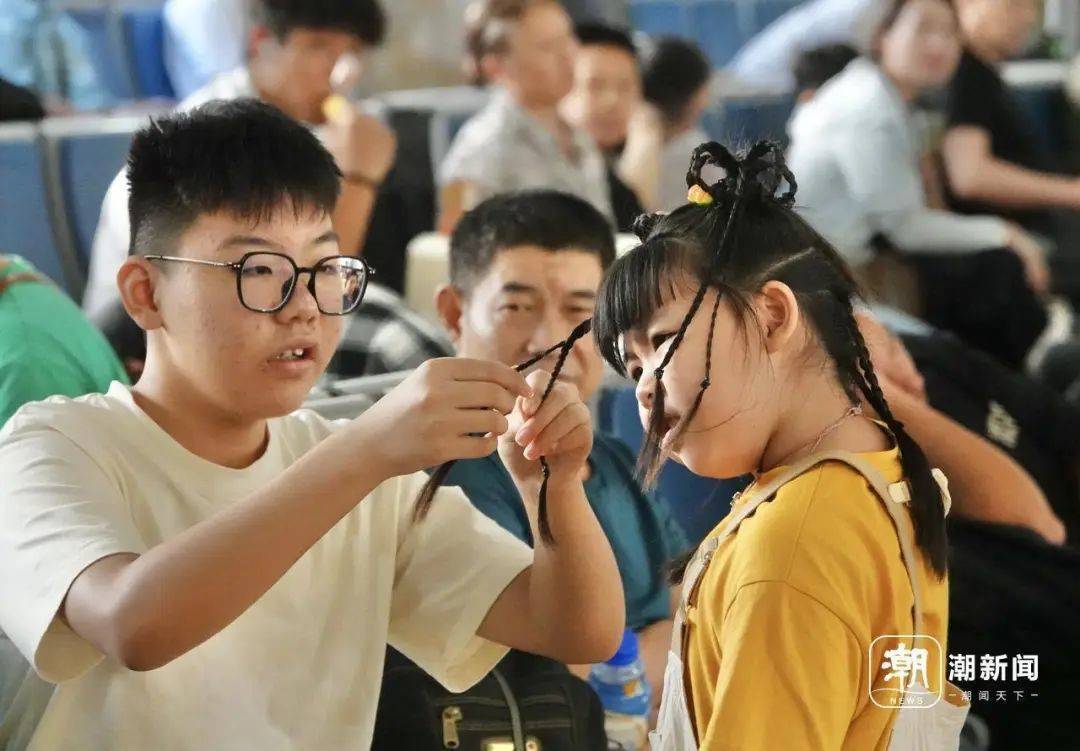 “妈妈，下次见是不是要过年了？”杭城火车站内，这一幕幕太不舍