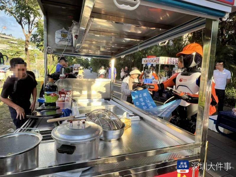 深圳机器人上街劝导乱摆卖，“上岗”第一天成功劝离摊贩