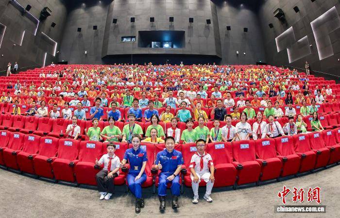中国科技馆举办科学之夜预热全国科普月 杨利伟、王亚平等参加
