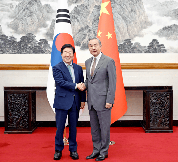 王毅会见韩国总统特使朴炳锡（2025-08-25）