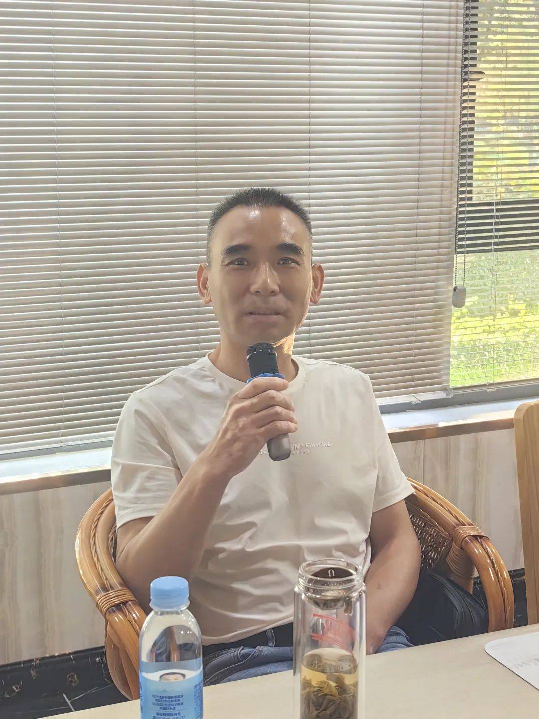 高温难抵诗心炽热:诗人张作梗与扬州诗友草庐畅谈