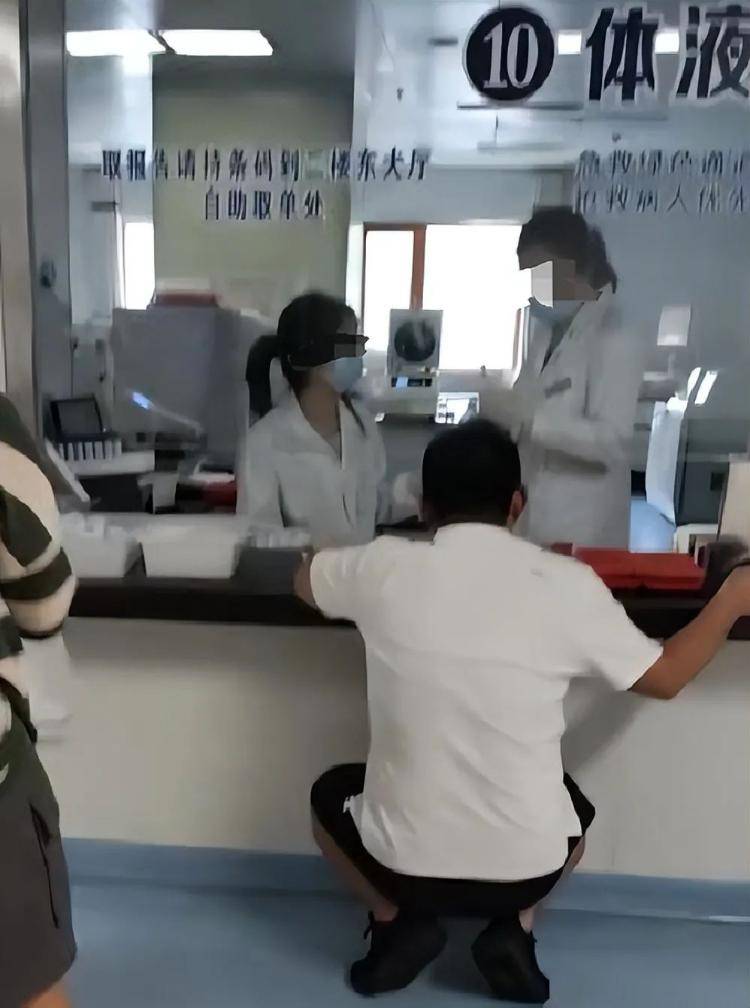 网友称医院检验科现“丁义珍式”窗口，门诊部门回应：确实缺少人性化，马上加装对讲机