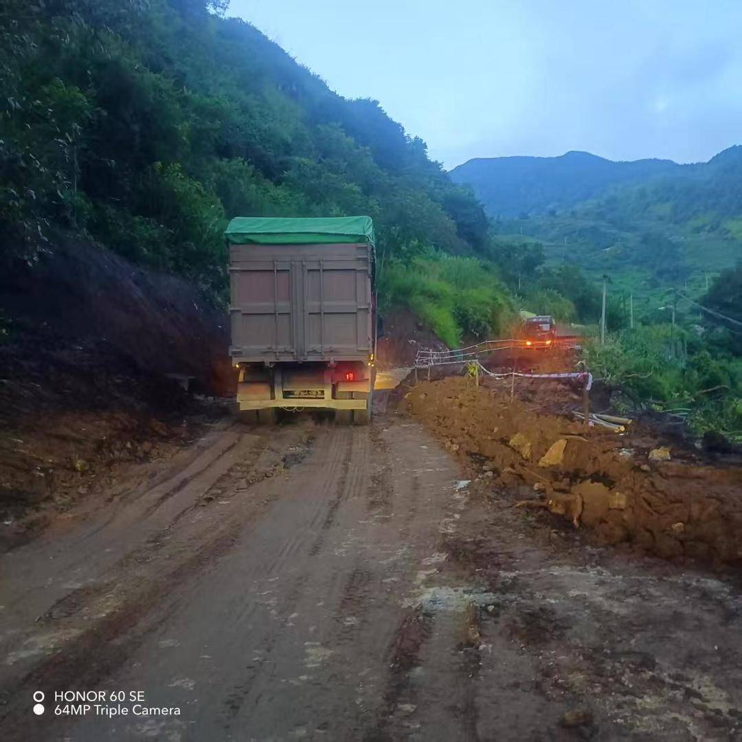 四川盐边一罐车侧翻 当地：司机轻伤及时送医，已开辟临时通道