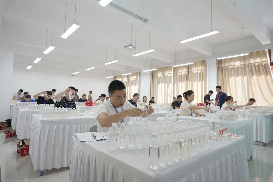 贵州白酒评委_贵州省白酒专家委员会_