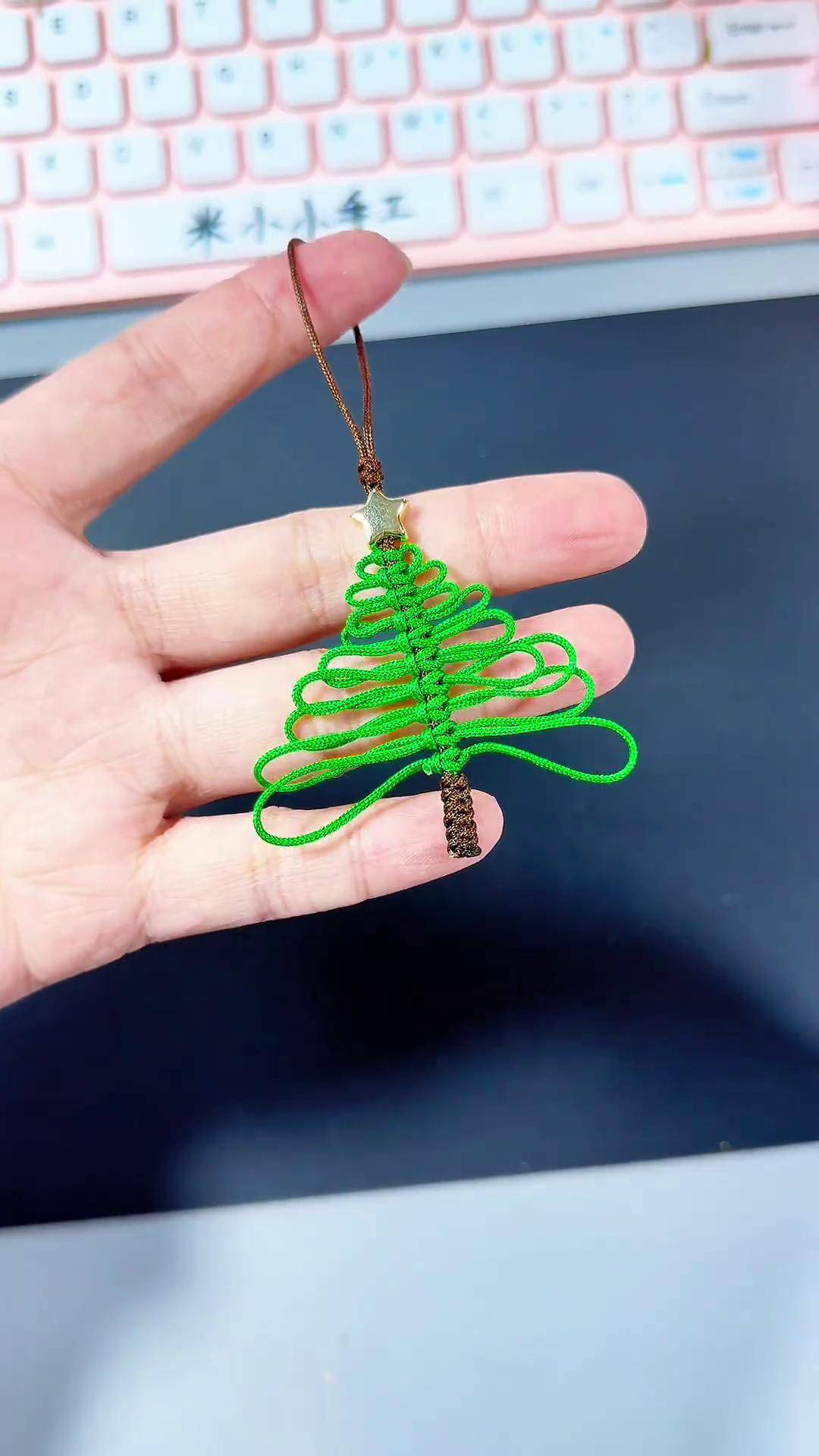用绳子编一个圣诞树挂件,挂在手机上,钥匙上,或者包上面都很好看,编法
