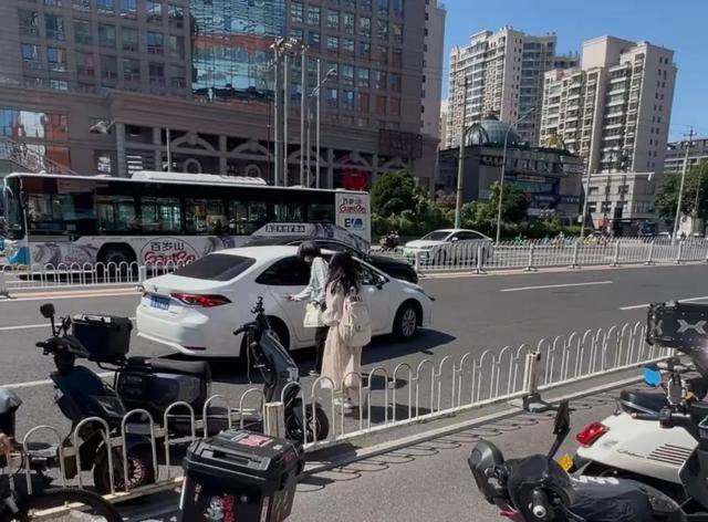 朝阳大悦城外，一连四个禁停标志都没用，就在这儿停车……