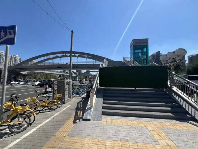 朝阳大悦城外，一连四个禁停标志都没用，就在这儿停车……