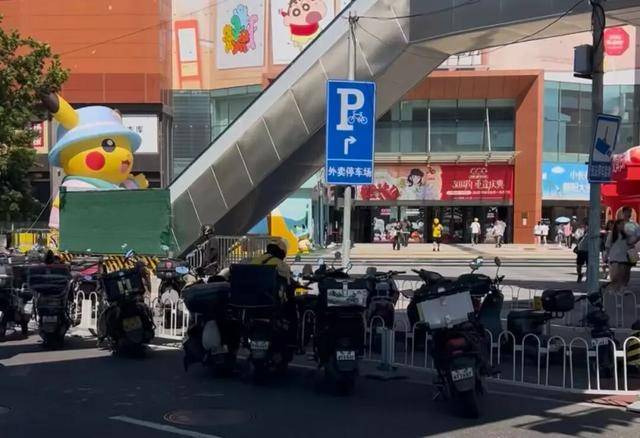 朝阳大悦城外，一连四个禁停标志都没用，就在这儿停车……