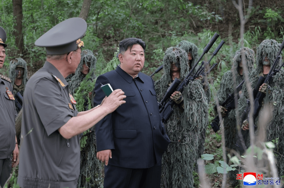 金正恩接见执行特殊任务的狙击手和特战部队，现场观摩实弹射击训练