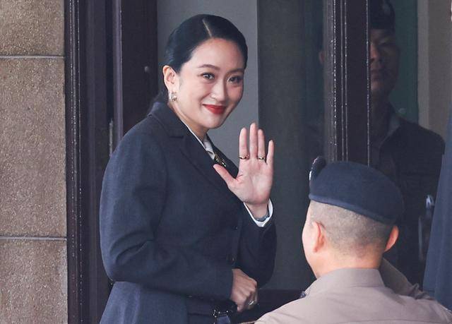 法院裁决后，佩通坦微笑与支持者互动，道出自己最珍视的东西