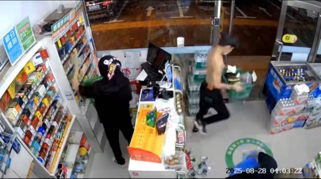 “把东西还回去！”无人超市遭4男子蒙面偷盗，店员通过监控劝阻，辽宁营口警方介入