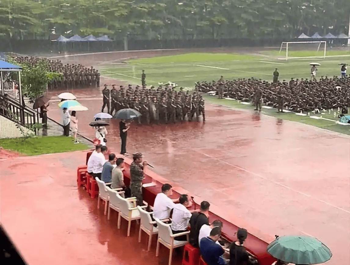 广西一中学军训暴雨中坚持会操 校方：学生要求不离场 这场雨一辈子都记得