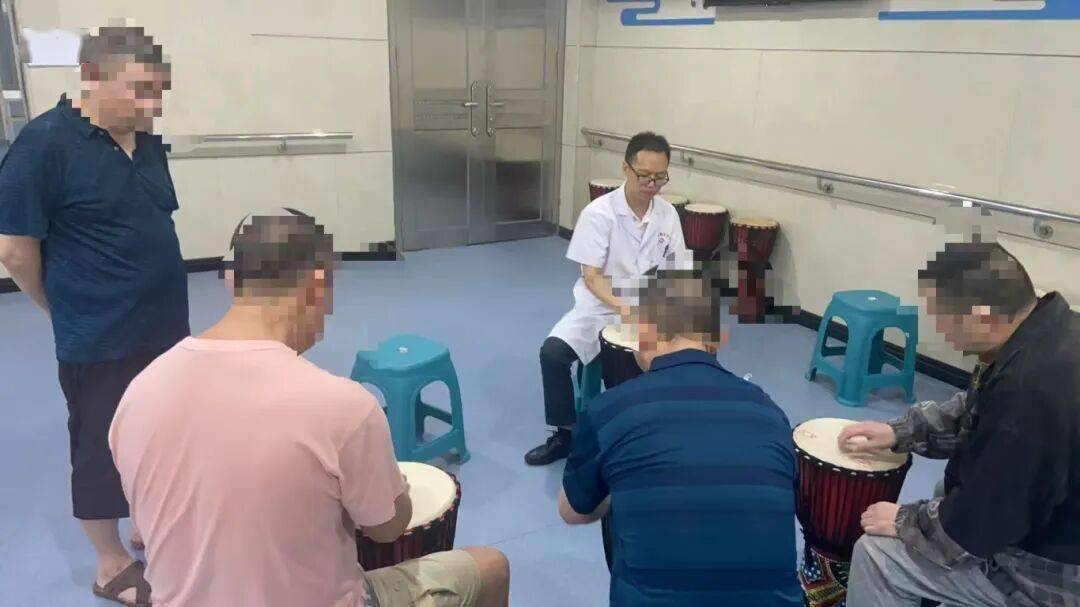抑郁症治疗：从心理到生理的双管齐下