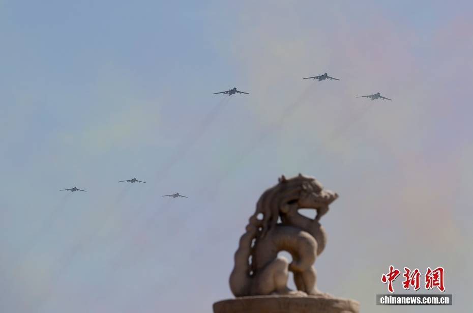 【中新画报】钢铁为笔 天空为卷 震撼回顾抗战胜利70周年阅兵