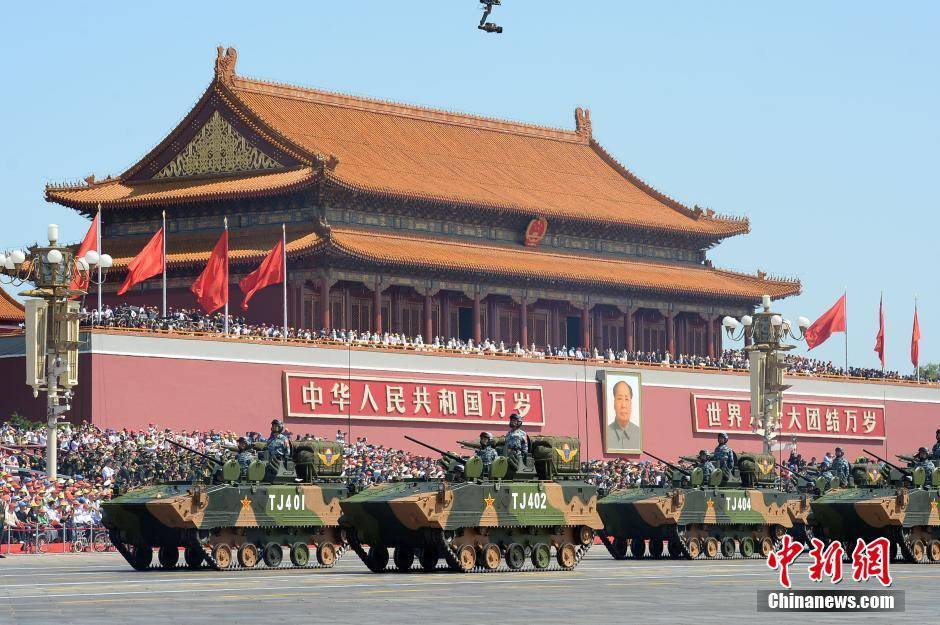 【中新画报】钢铁为笔 天空为卷 震撼回顾抗战胜利70周年阅兵