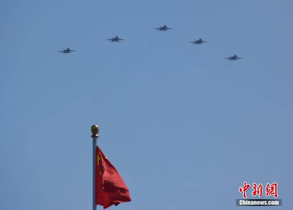 【中新画报】钢铁为笔 天空为卷 震撼回顾抗战胜利70周年阅兵