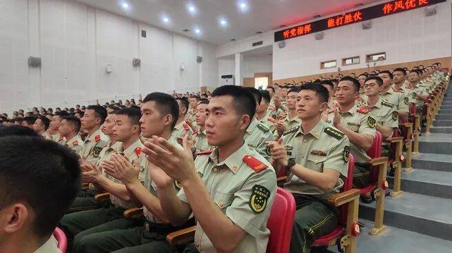 武警部队官兵收听收看纪念中国人民抗日战争暨世界反法西斯战争胜利80周年大会