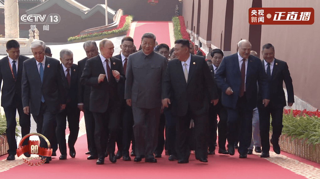习近平同出席纪念大会的各国嘉宾登上天安门城楼