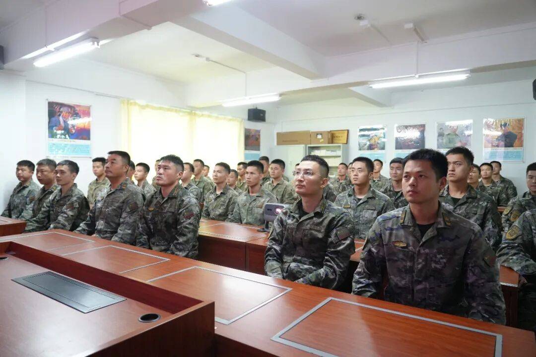 武警部队官兵收听收看纪念中国人民抗日战争暨世界反法西斯战争胜利80周年大会