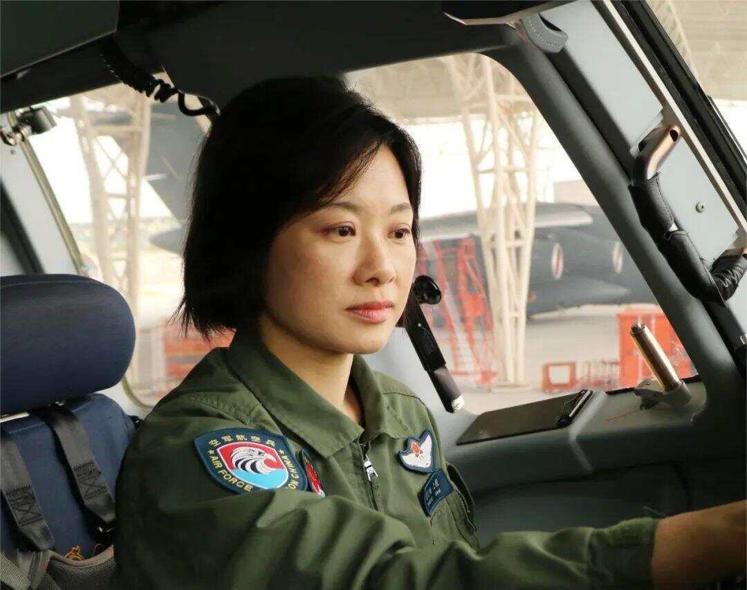 图片[2]-阅兵最帅女机长是她！诠释空军女飞行员本色 -华闻时空