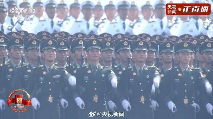 歼20S、DF61导弹，震撼亮相！三支兵种首次亮相天安门广场，空中梯队战机起飞