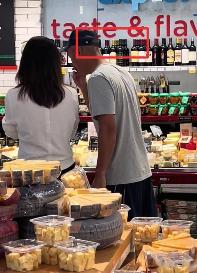 徐静蕾和黄立行在美现状,黄立行头发全白了,徐静蕾也朴实了