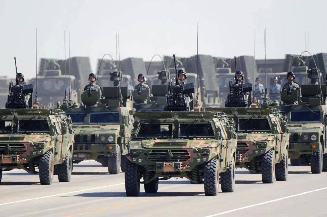 2017年7月30日,庆祝中国人民解放军建军90周年阅兵式上,东风猛士军车