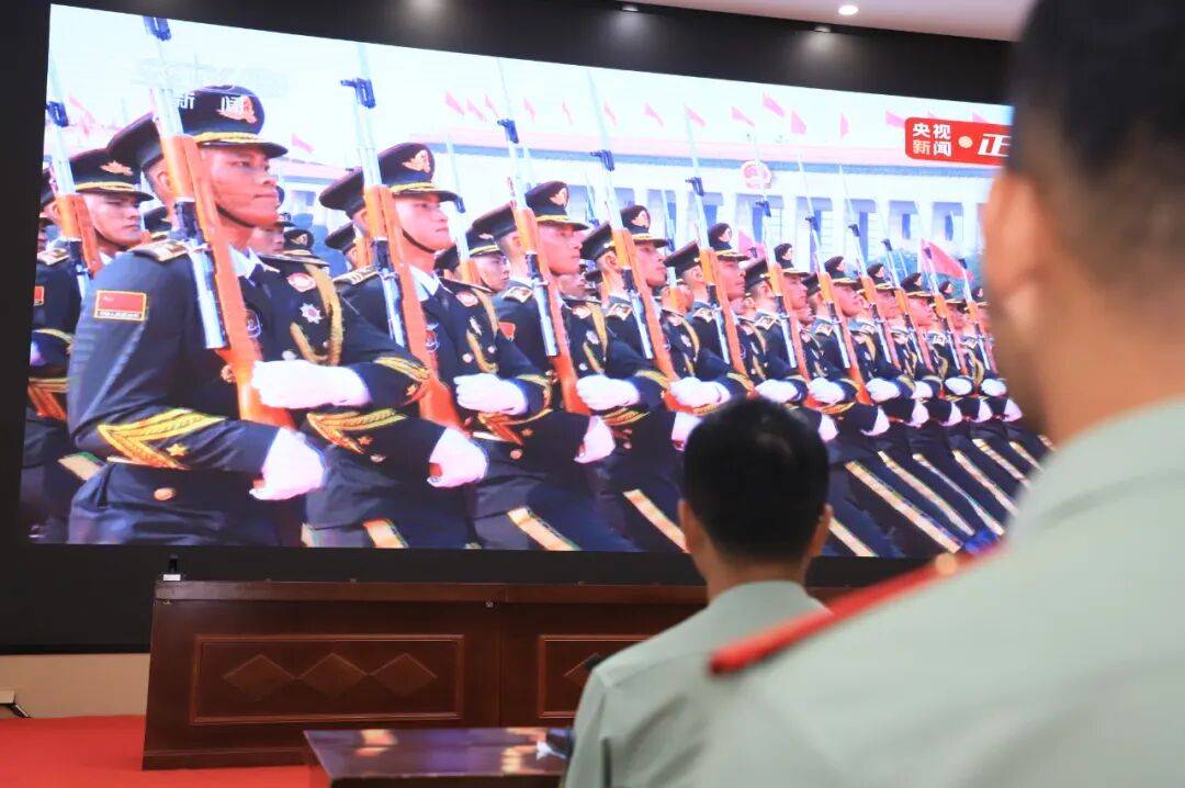 武警部队官兵收听收看纪念中国人民抗日战争暨世界反法西斯战争胜利80周年大会