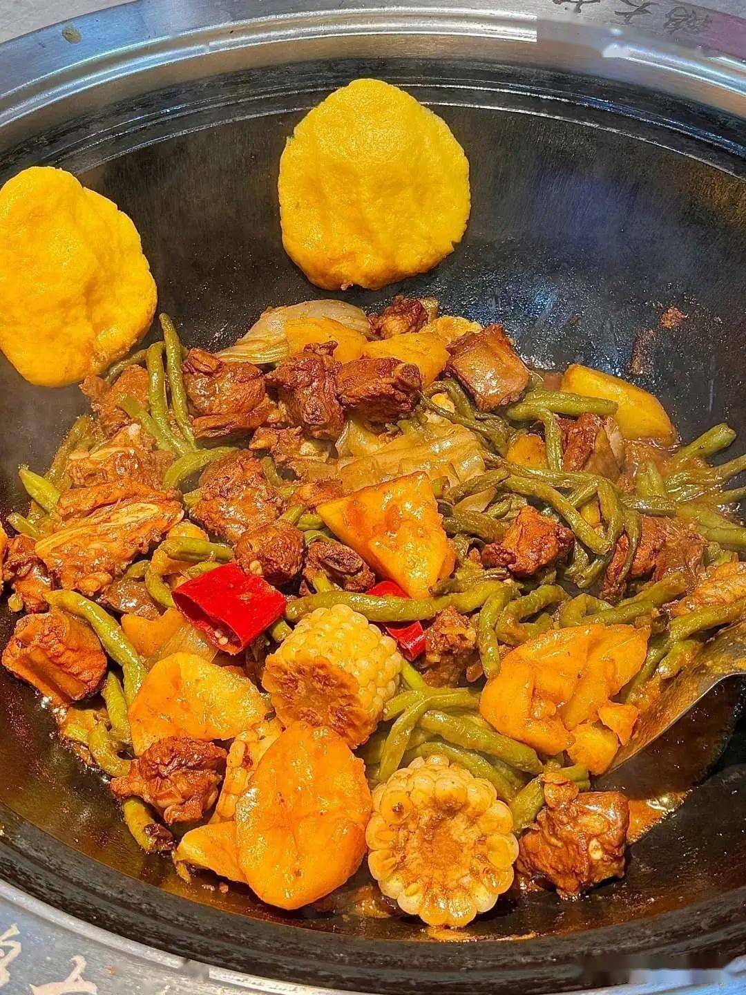 炖东北乱炖时,别所有菜一锅出,按耐煮顺序下,土豆软烂豆角熟,入味