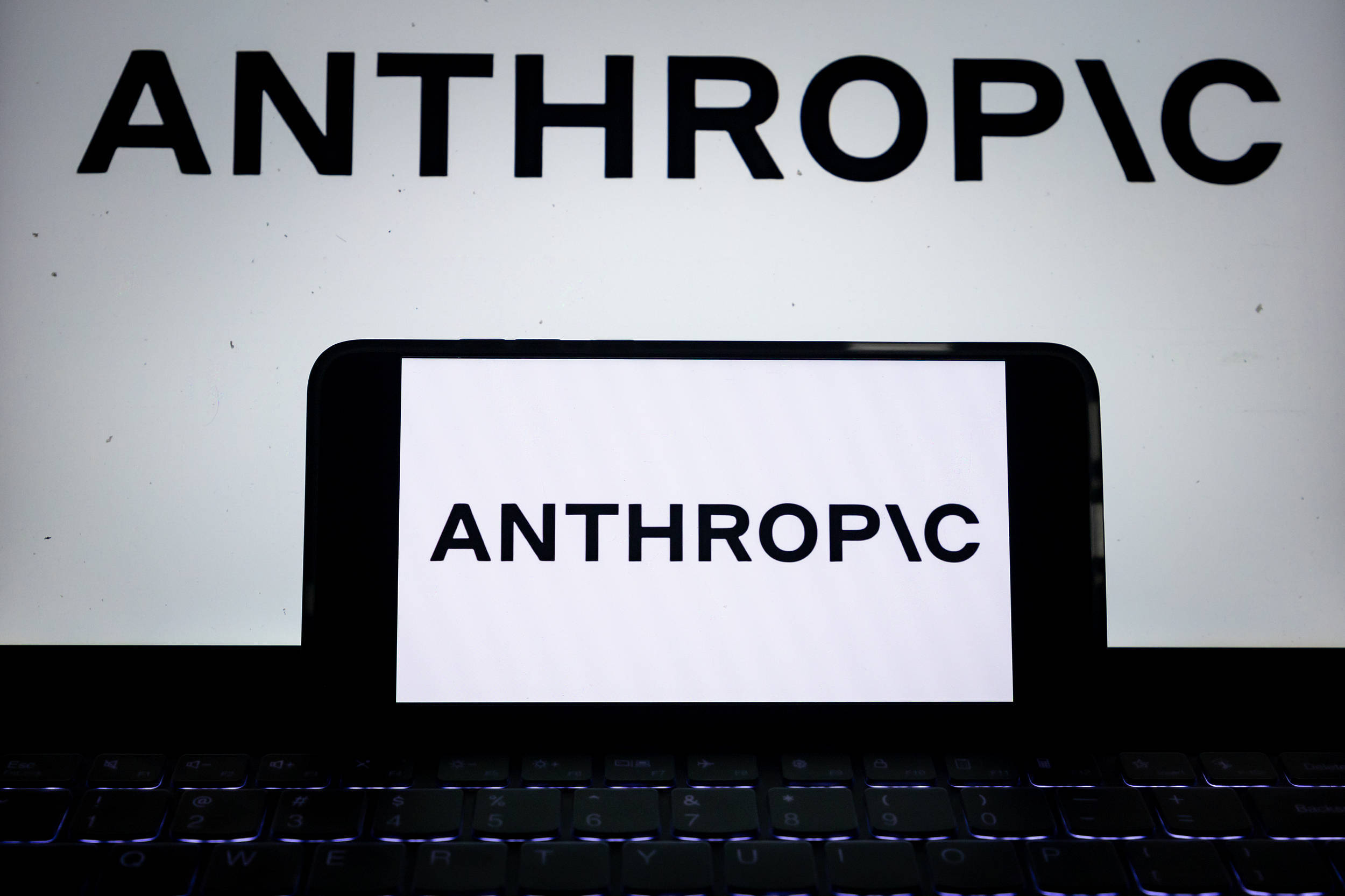 Anthropic获130亿美元融资，跻身全球第四大独角兽，与OpenAI竞争升级