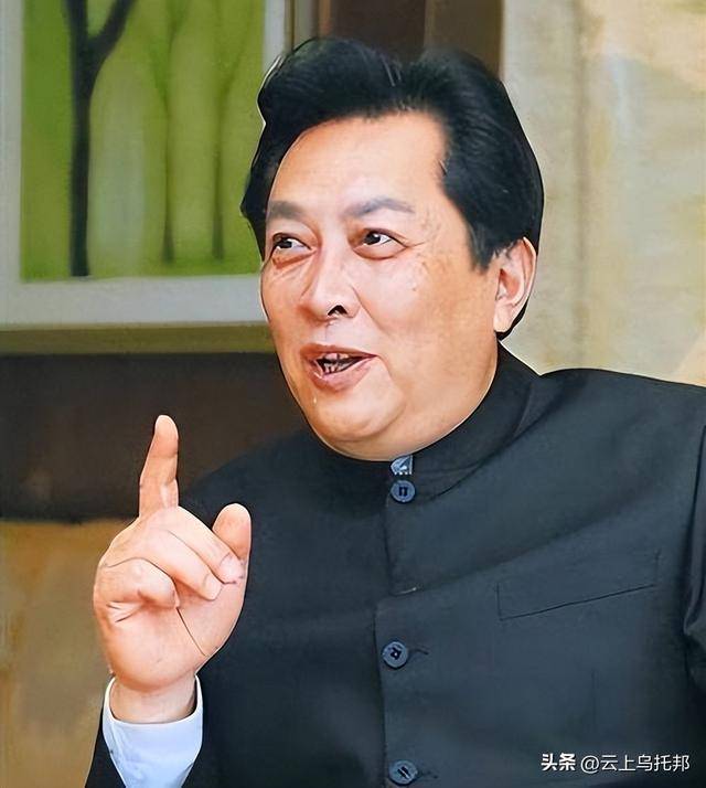唐国强观礼阅兵不到一天，评论区出现争议一幕，国籍和广告被吐槽