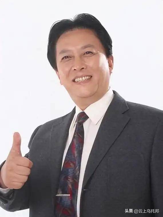 唐国强观礼阅兵不到一天，评论区出现争议一幕，国籍和广告被吐槽