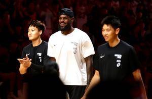 詹姆斯中国行成都站盛况：赵睿崔永熙李梦助阵 指导国青大秀暴扣