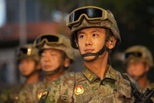 “火遍全网”的兵哥哥帅照，他拍的！