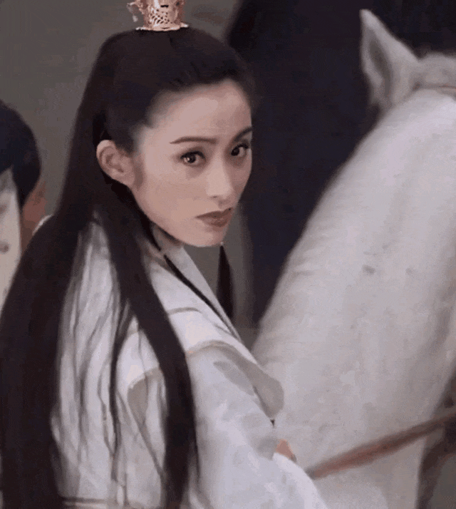 最早和他传出绯闻的是「张敏」,就是那个《倚天屠龙记》里回眸一笑