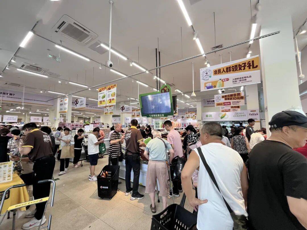 美团小象超市，在大本营北京，开出第一家线下店。这意味着，美团在探索了7年前置仓生鲜电商后，终于落地线下，“到家”+“到店“，补齐了全渠道 “生鲜零售版图”。-百货之家