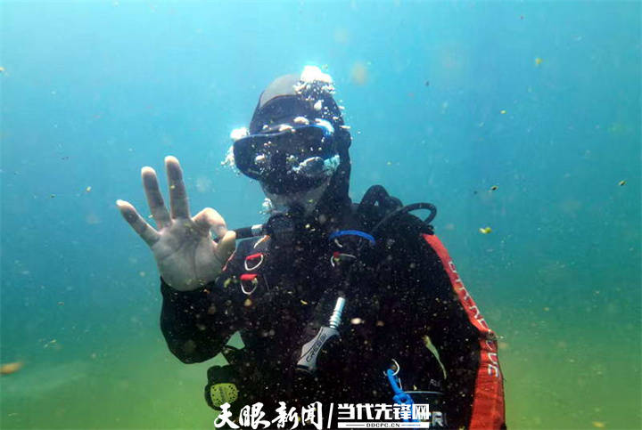贵州潜水员8米河底捞起“小天才”手表，跨越千里完璧归赵
