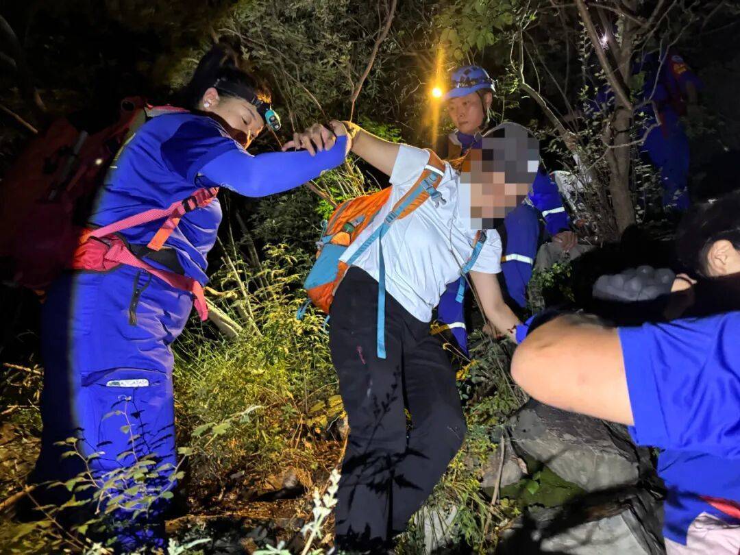 惊险！北京两女子带9岁女童爬野山，深夜被困悬崖