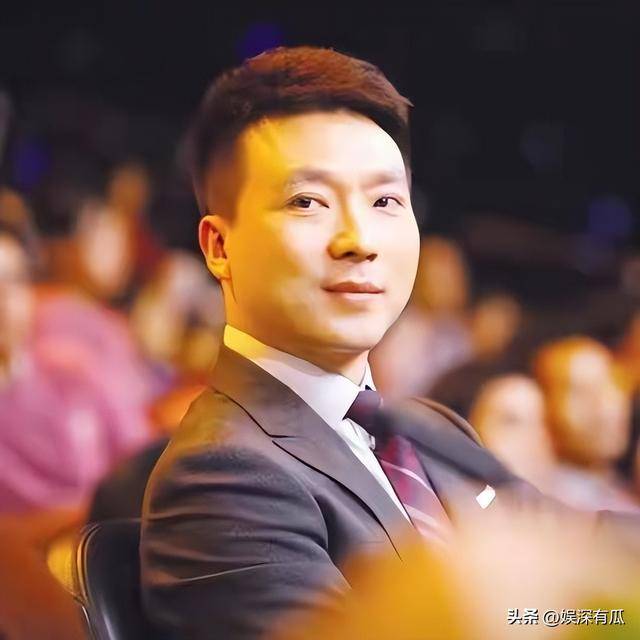 原来他们是夫妻，恩爱8年，台上丈夫解说阅兵，台下妻子观礼