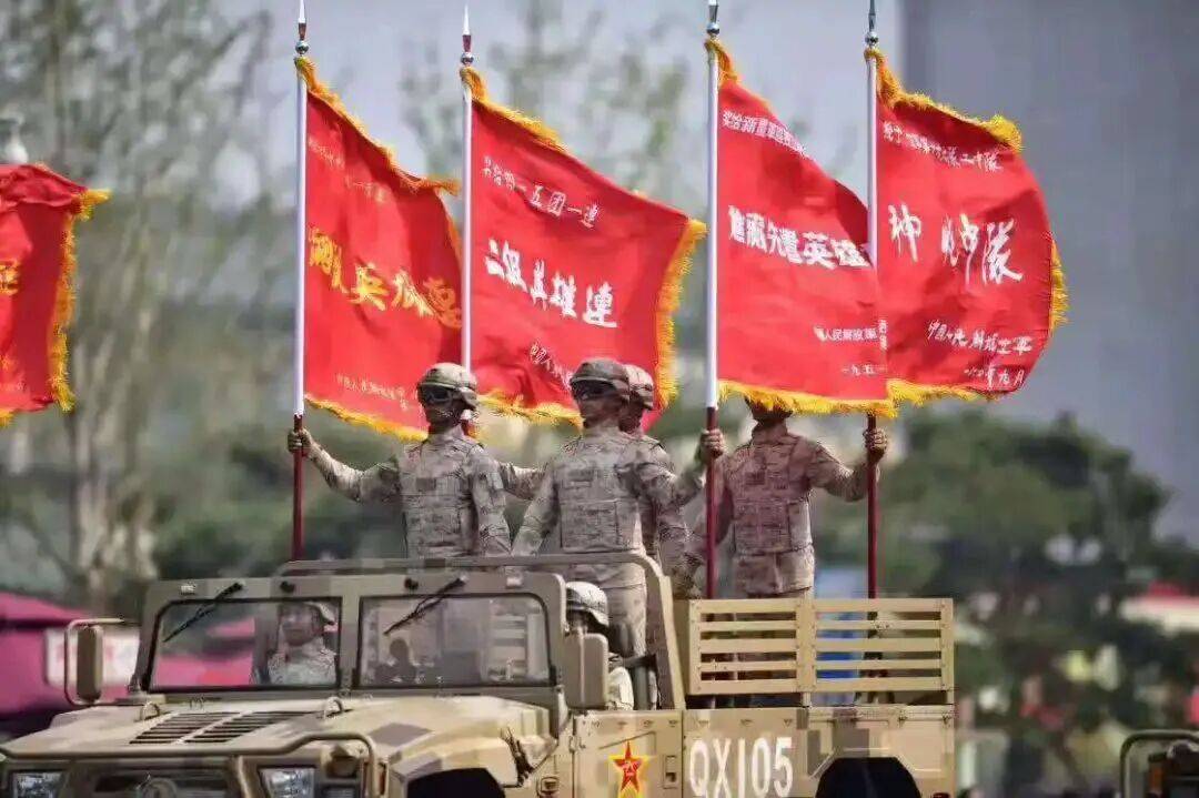 仪仗队里的兵哥哥原来就在咱身边！