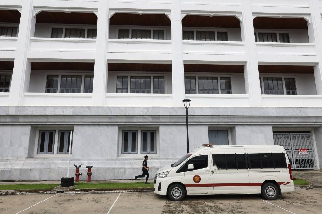 第1现场｜泰国前总理他信须重新服刑1年，已被押至监狱