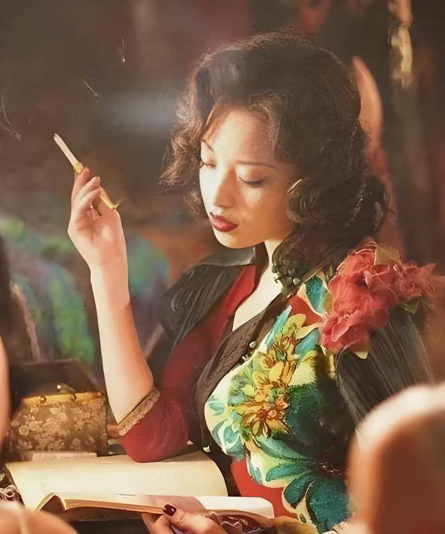 外表是仙女，私下里却是“老烟鬼”的7位女星，刘亦菲令人意外！
