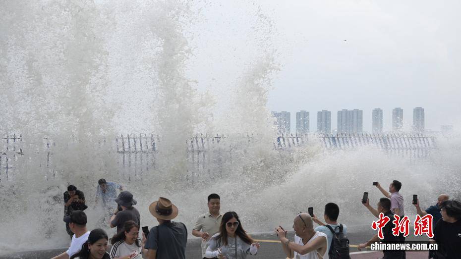 浙江杭州：钱塘江“鬼王潮”吸引民众