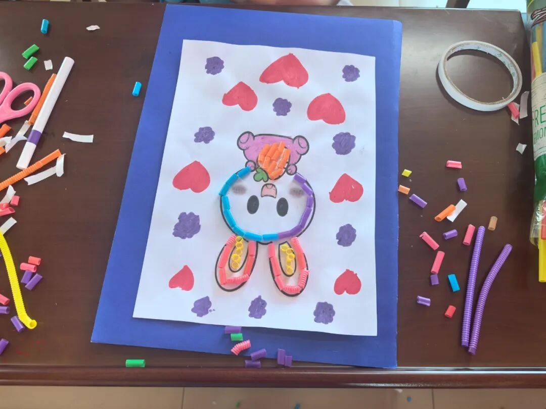 活动现场,志愿者向孩子们介绍了吸管拼贴画的制作方法和技巧,并展示了